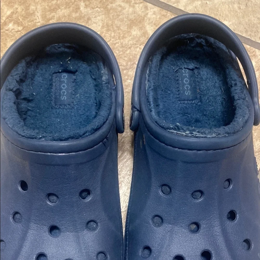 Crocs Kids Size 2 Sherpa Lined with Ventilation and Textured Grip Comfy Fall